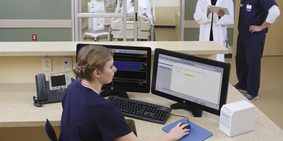 Clinician using Dual display in a hospital