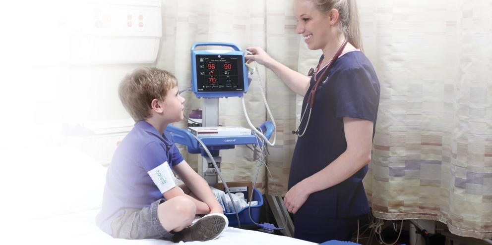 Clinician using CARESCAPE VC150 Roll stand on a patient