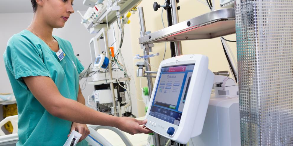 Clinician using a ventilator in the ICU