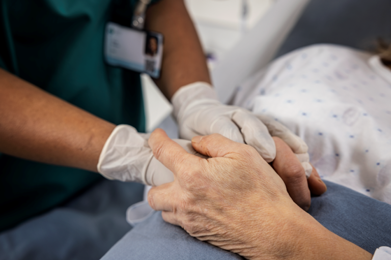 Nurse holding patient´s hand