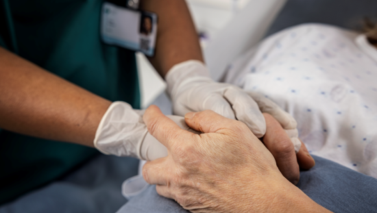 Nurse holding patient´s hand