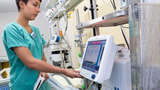 Clinician using a ventilator in the ICU