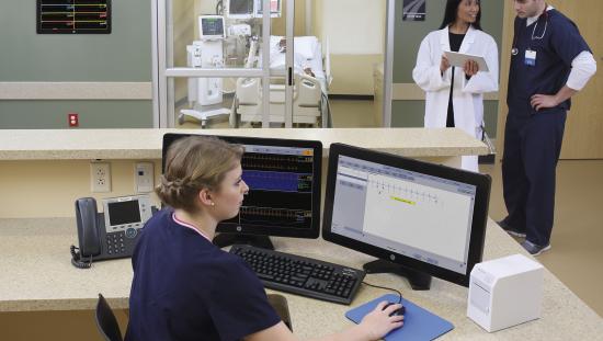 Clinician using Dual display in a hospital